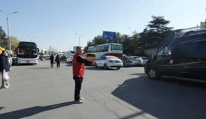 志愿者在停车场疏导车流。新华社记者 王欢 摄