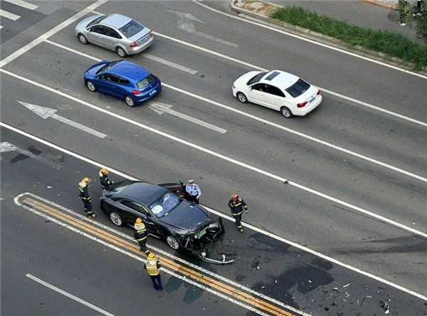 曝知名車評人陳震同學(xué)開勞斯萊斯閃靈發(fā)生車禍:逆行超速撞飛一白車