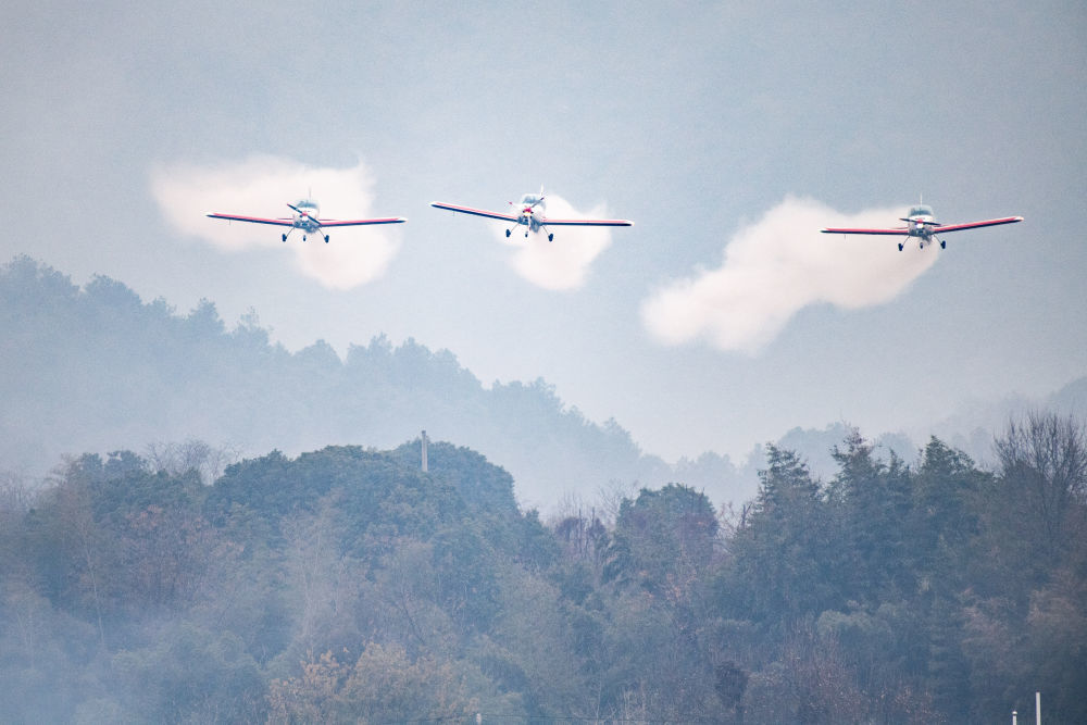 1月18日,在湖南省常德市柳叶湖龙翔低空飞行营地,飞行员进行固定翼编队飞行表演。新华社记者陈思汗 摄