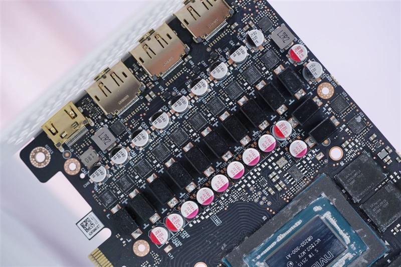 电竞叛客RTX 5070 Ti MAX显卡评测:300W性能释放畅玩4K 隐藏电源线设计海景房绝配