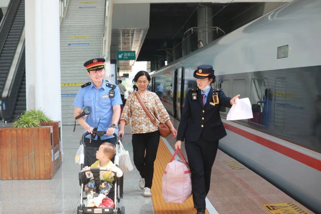 赣州西站工作人员为带娃出行的旅客提供温馨服务。