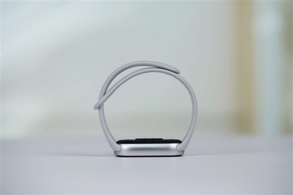 超窄四等边跑道屏!小米手环10 NFC版图赏