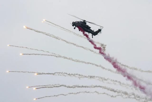 陆军“风雷”飞行表演队进行飞行表演。直-10武装直升机。张永进/新华社 图