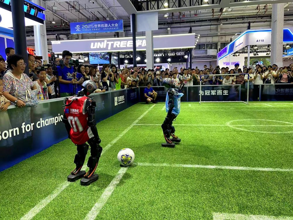 图为国产加速进化机器人选手在表演踢足球。新华社记者 魏梦佳 摄