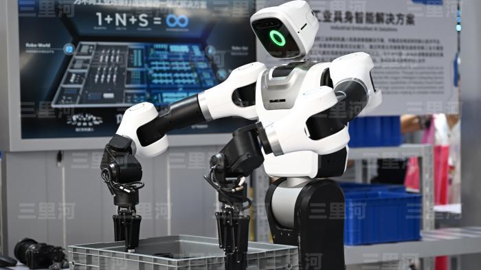 2025云栖大会在杭州开幕产业机器人亮相。图/中新社记者 王刚 摄