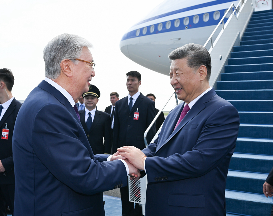 当地时间6月18日上午，国家主席习近平结束出席第二届中国—中亚峰会返回北京。离开阿斯塔纳时，哈萨克斯坦总统托卡耶夫率高级官员到机场送行。