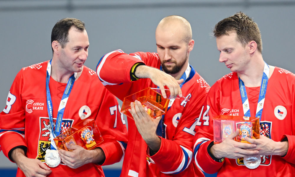 ↑8月11日,亚军捷克队球员在成都世运会男子单排轮滑球颁奖仪式上查看纪念品。