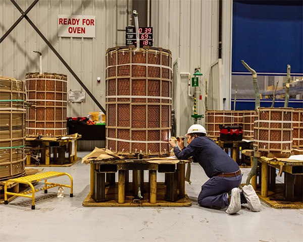 美国弗吉尼亚州南波士顿的日立能源工厂,员工正在检查变压器线圈 《华尔街日报》