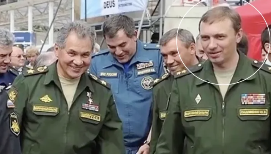 ▲有报道称,萨多文科(白圈内)深得绍伊古(左)信任