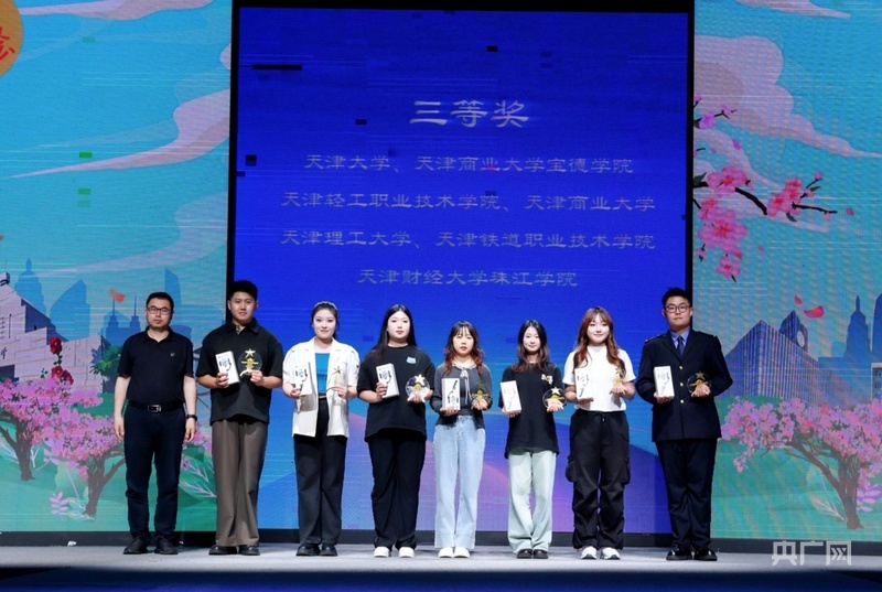 “最美季节遇见最美校园”活动三等奖获奖学生代表领奖（央广网记者 周思杨 摄）