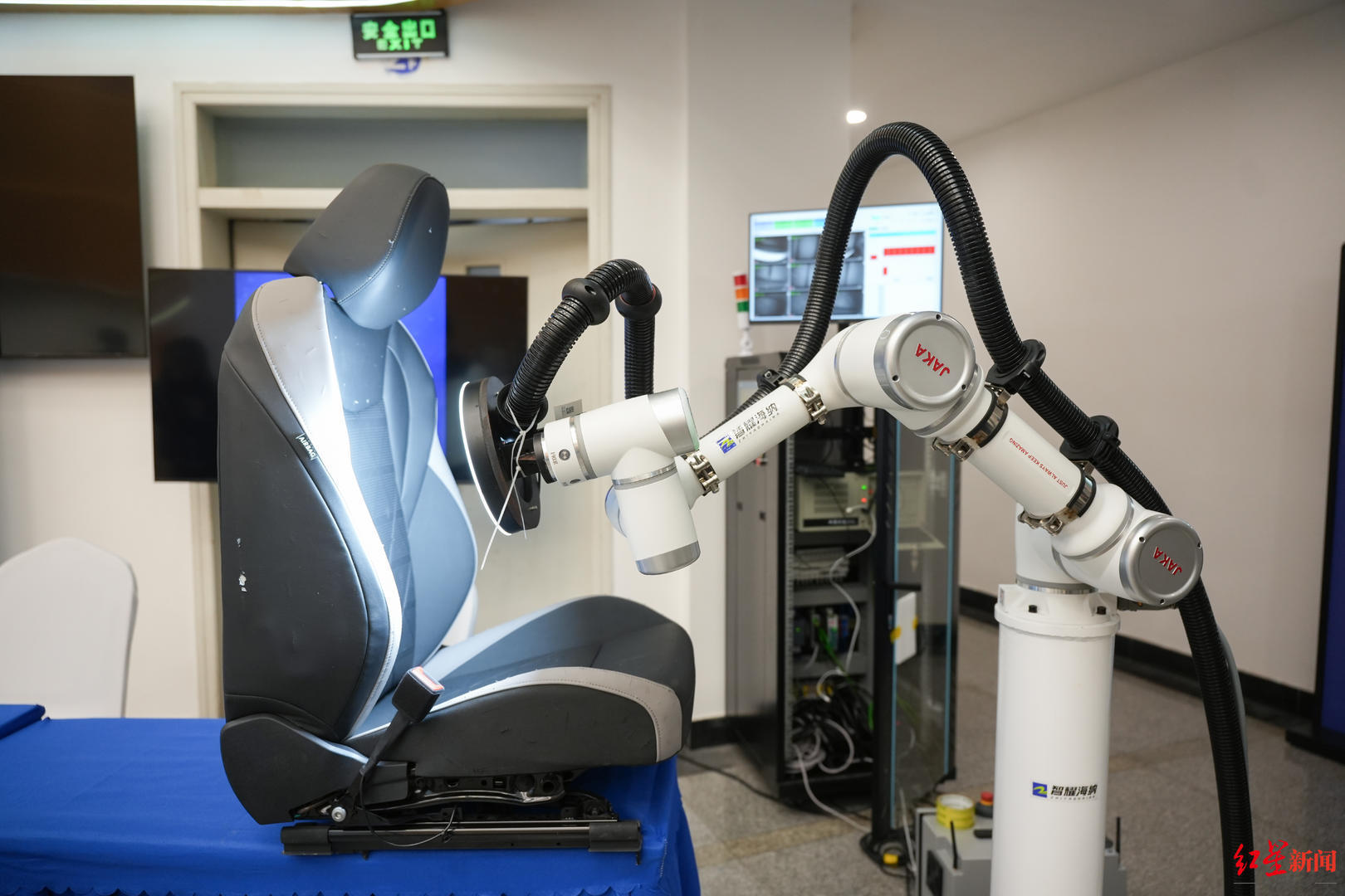 手术车怎么对接实验室成果走向生产线！AI质检汽车座椅、“定点清除”手术刀，成都这场对接会“秀”出科创肌肉_https://www.jmylbn.com_新闻资讯_第2张