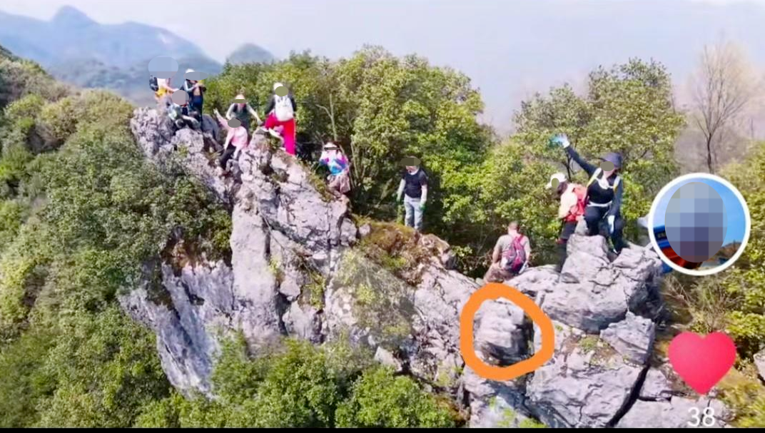 ▲黄圈为当事人标注的踩空的石头,截图来自坠崖当事人