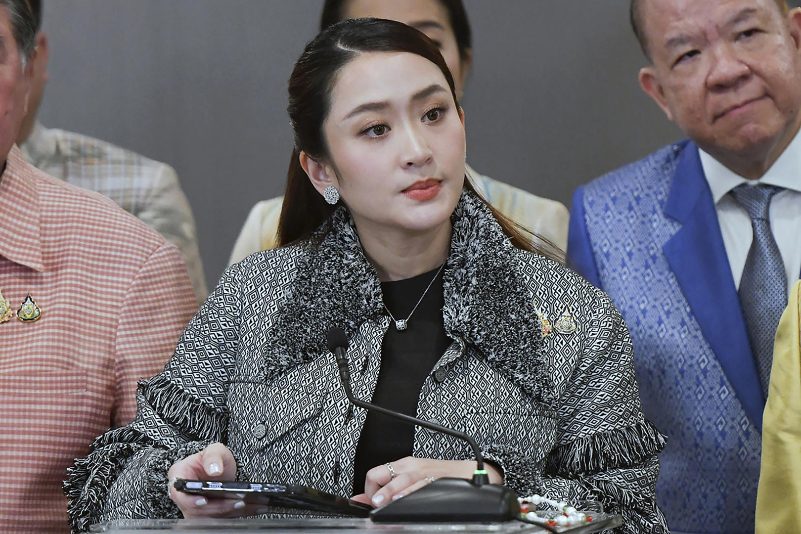 ▲1月13日,泰国总理佩通坦在政府大楼举行新闻发布会期间与记者交谈。图源/视觉中国