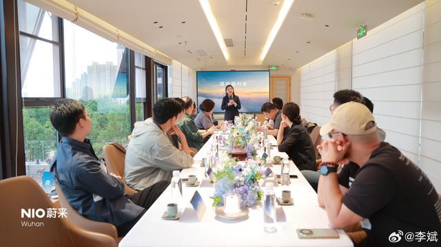 李斌:第70万台蔚来在武汉新能源研究院大楼交付