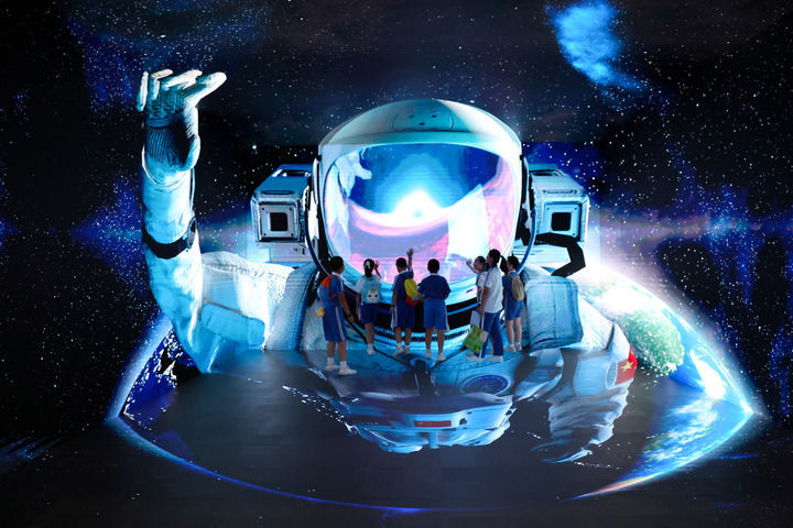 5月23日，孩子们在文博会上观展。新华社记者 梁旭 摄