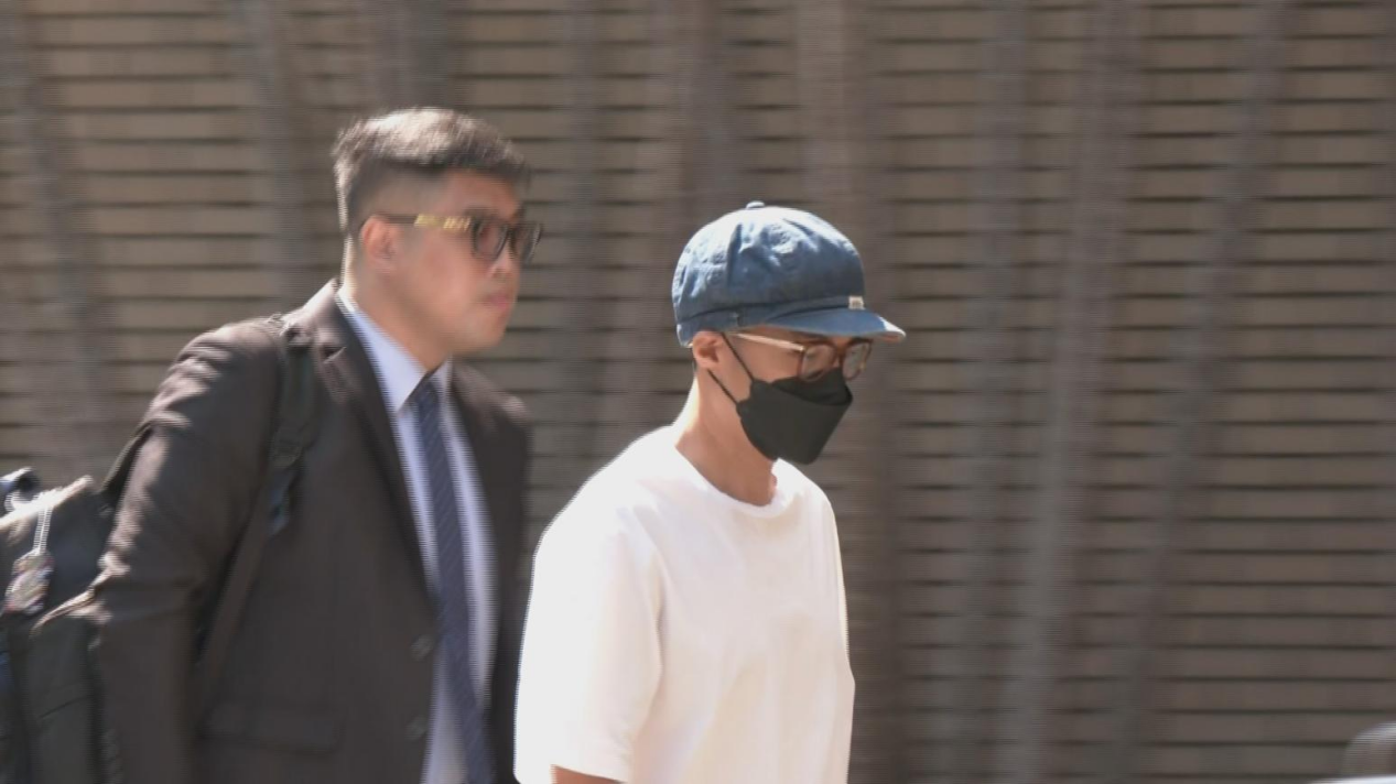 台北市“精舍命案”改由职业法官审理,李威(右)14日以“污点证人”身份出庭。图源:台媒