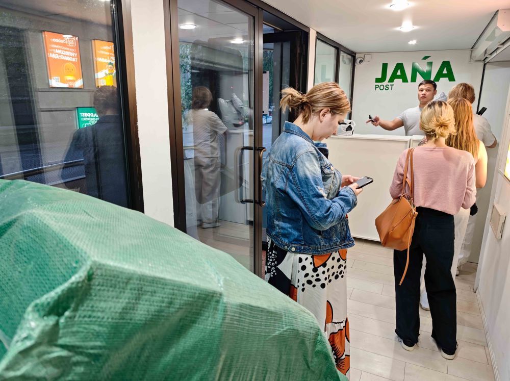 5月25日，在哈萨克斯坦阿拉木图，人们在一家主要负责中国网购平台物流服务的快递网点排队等待自提。（新华社记者李任滋摄）