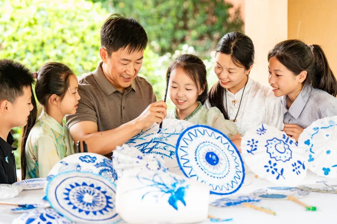 6月11日，江苏南通市海安经济开发区实验小学开展“共绘青花古韵”非遗体验活动，迎接“文化和自然遗产日”。翟伟凯摄（中经视觉）
