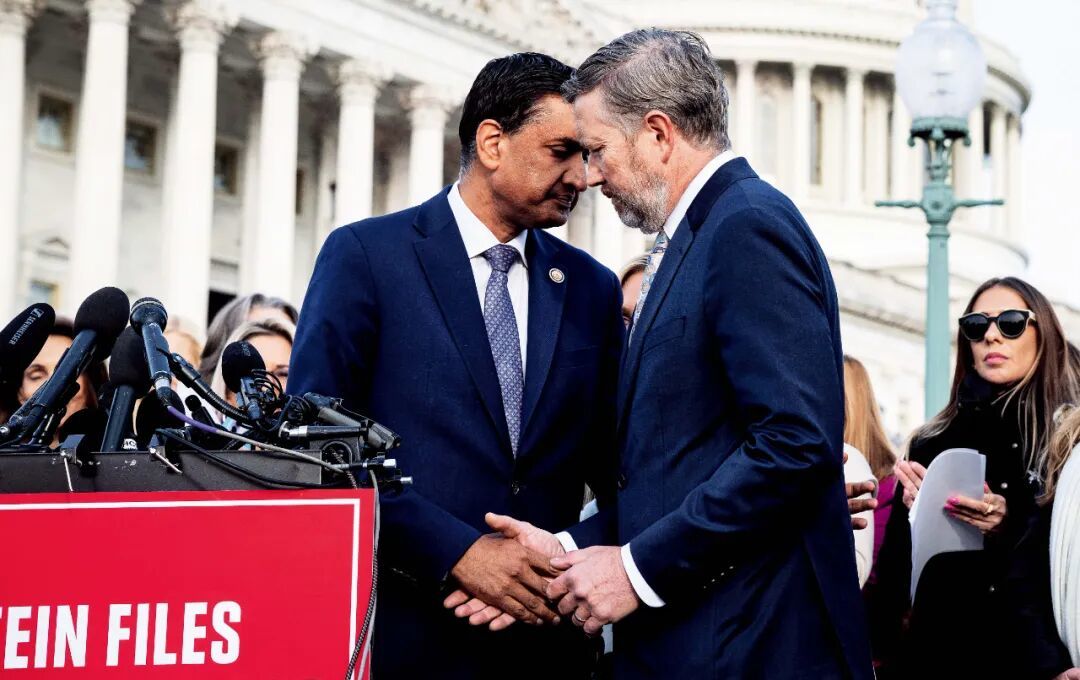 11月18日,美国华盛顿,加利福尼亚州民主党众议员罗·康纳(左)和肯塔基州共和党众议员托马斯·马西在国会大厦外出席记者会。图/视觉中国