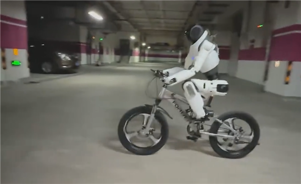 智元机器人发布人形机器人灵犀X2:毫秒级的交互反应能力