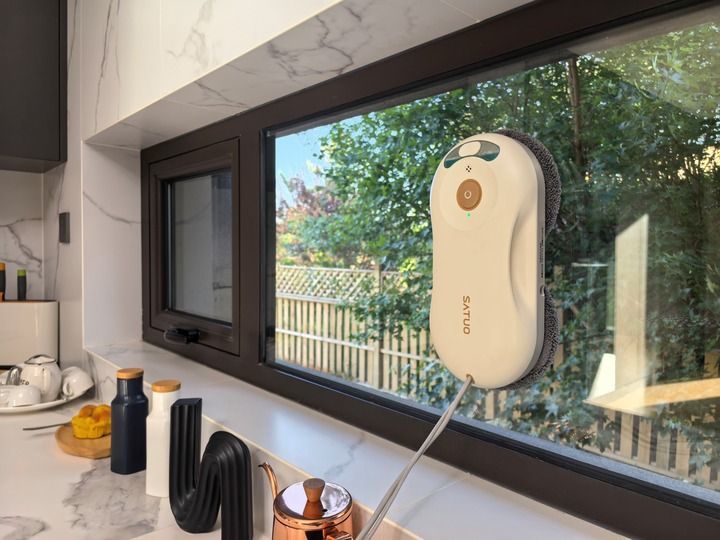 嘉世达生产的一款擦窗机器人在德国一位用户家中擦拭厨房玻璃。（受访者供图）