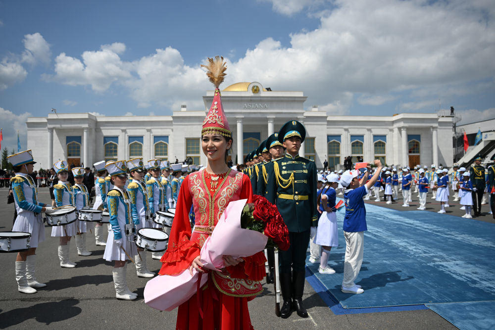 当地时间6月16日中午，国家主席习近平乘专机抵达阿斯塔纳，应哈萨克斯坦共和国总统托卡耶夫邀请，出席第二届中国－中亚峰会。新华社记者 谢环驰 摄