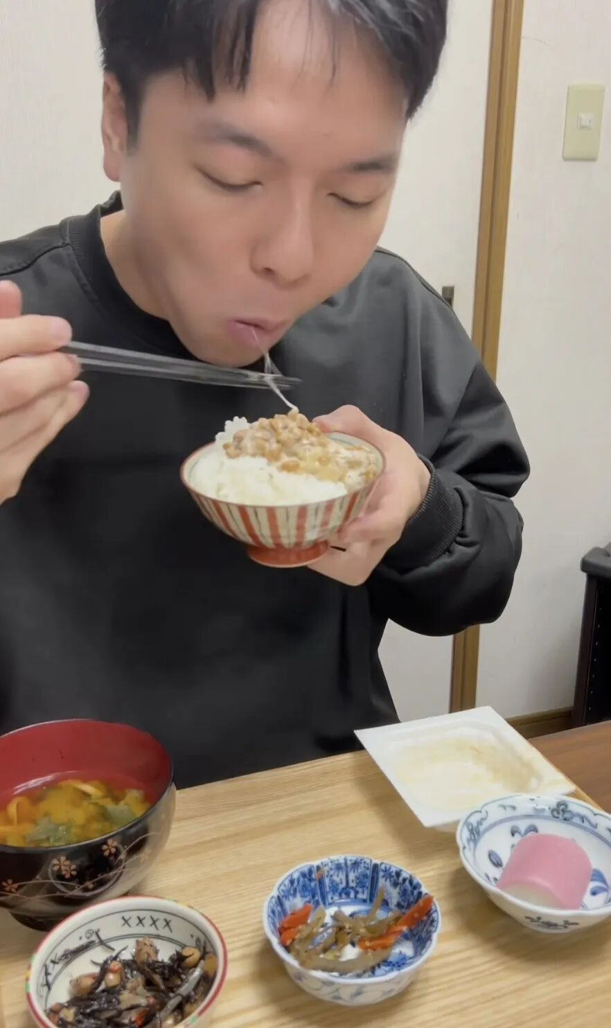 纳豆一出手,就知有没有。(图/寿也Toshiya在东京)