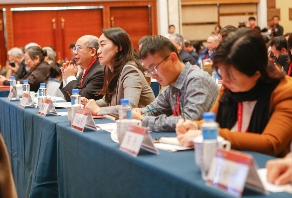 11月2日，与会人士在“全球视野下的中国抗战”国际学术研讨会上听会。新华社记者 丁洪法 摄