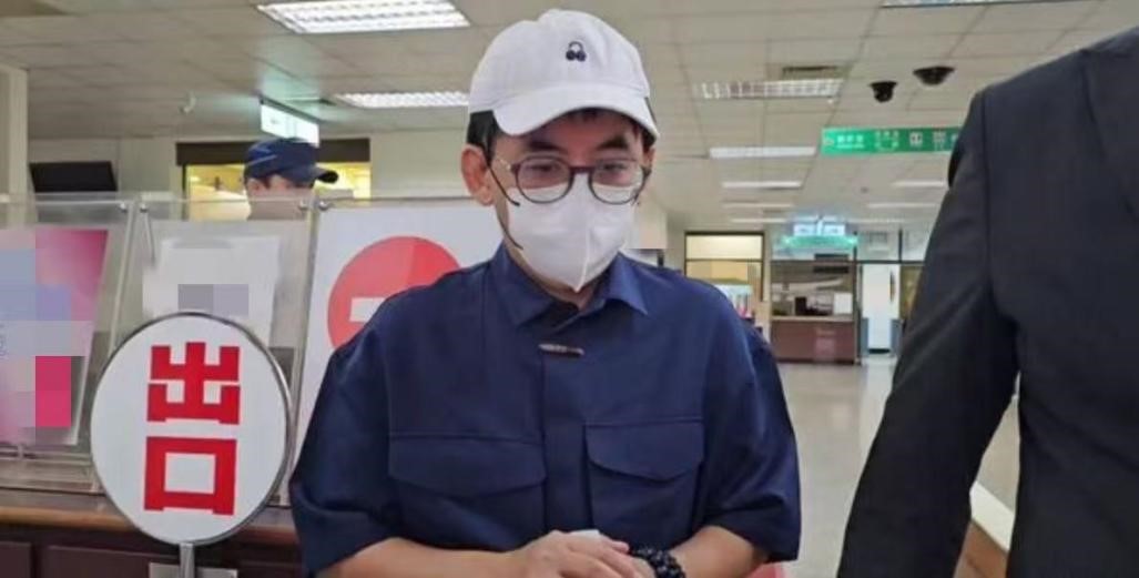 21日,二审辩论结束,黄子佼离开法院。图源:台媒