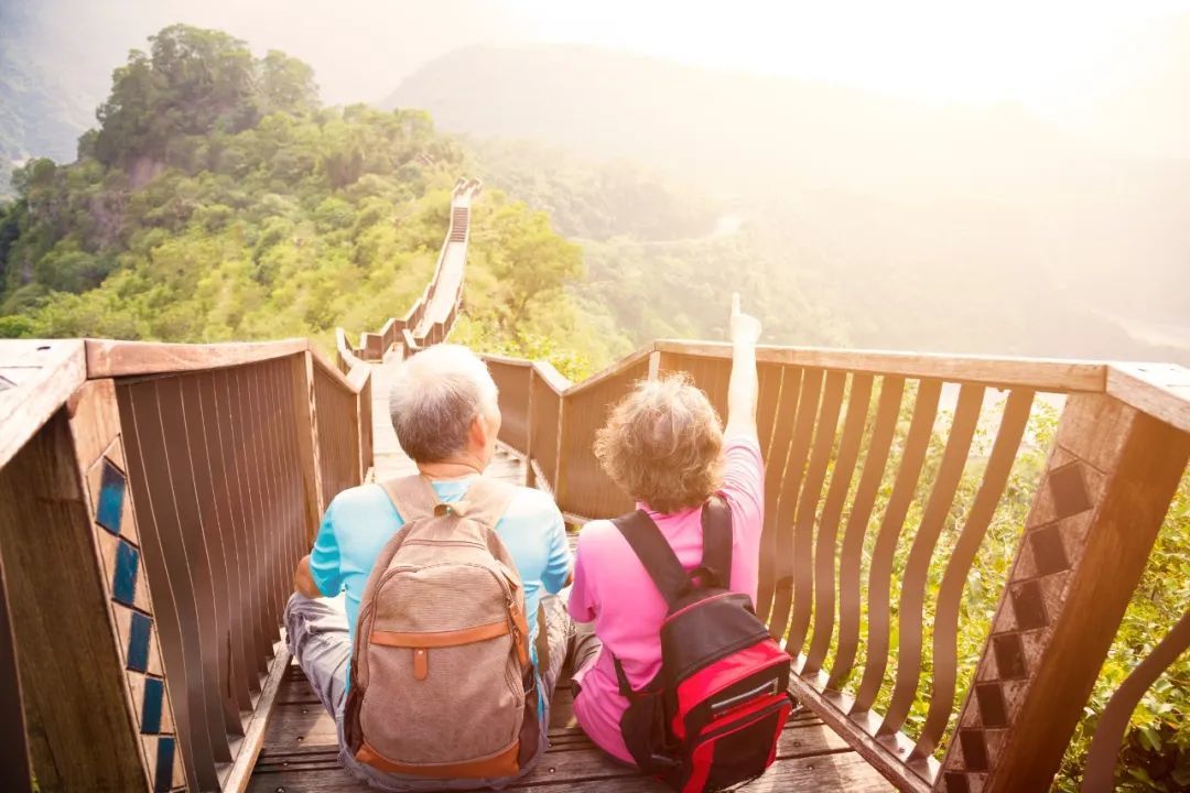老人夫妇旅游 爬山.jpg
