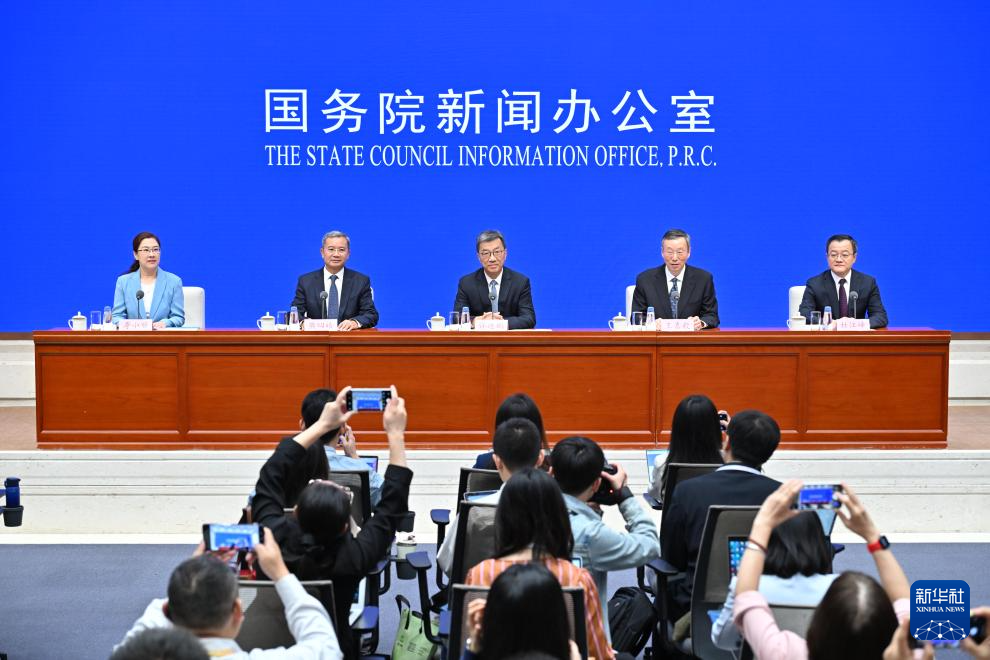 9月23日，国务院新闻办公室在北京举行“高质量完成‘十四五’规划”系列主题新闻发布会，教育部部长怀进鹏、教育部副部长王嘉毅、教育部副部长熊四皓、教育部副部长杜江峰介绍“十四五”时期加快建设教育强国进展成效，并答记者问。新华社记者 李鑫 摄