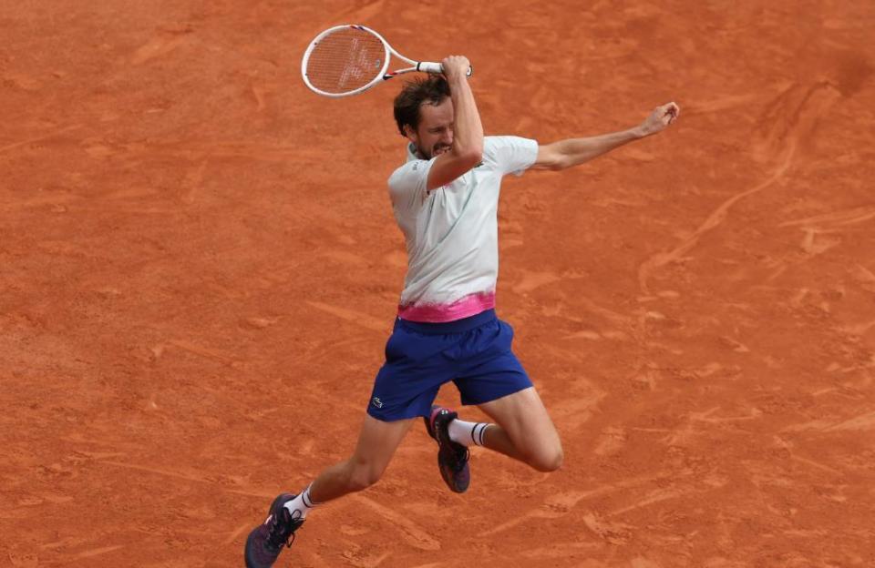 法网首轮爆大冷!梅总苦战五盘逆转未果,9次法网6次一轮游