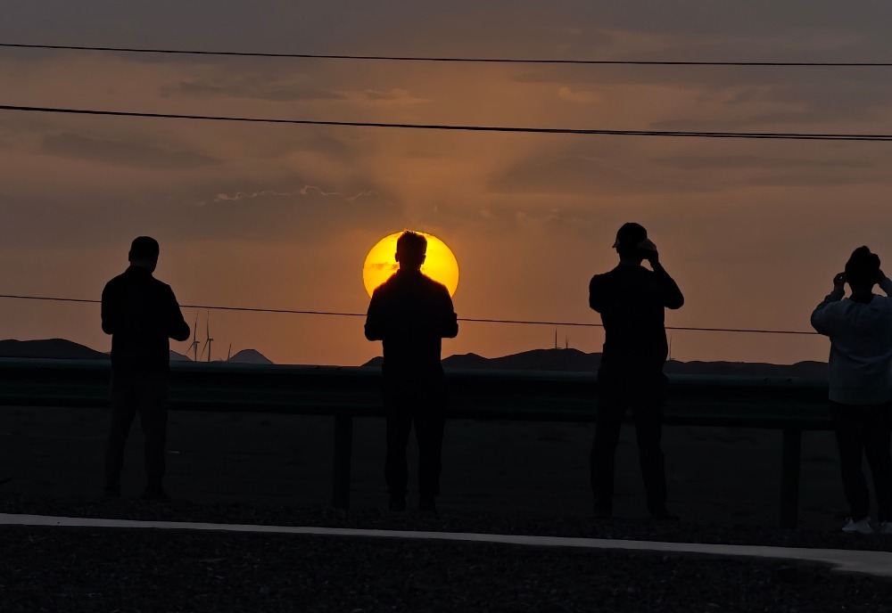 ▲新疆哈密巴里坤哈萨克自治县，巴里坤&plusmn;800千伏换流站夕照。记者 崔力 摄/视觉重庆