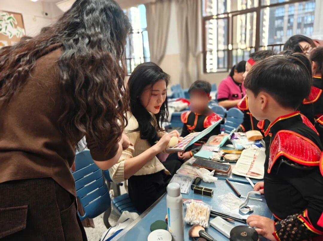 为孩子做妆造的家长们/家长陈丽供图