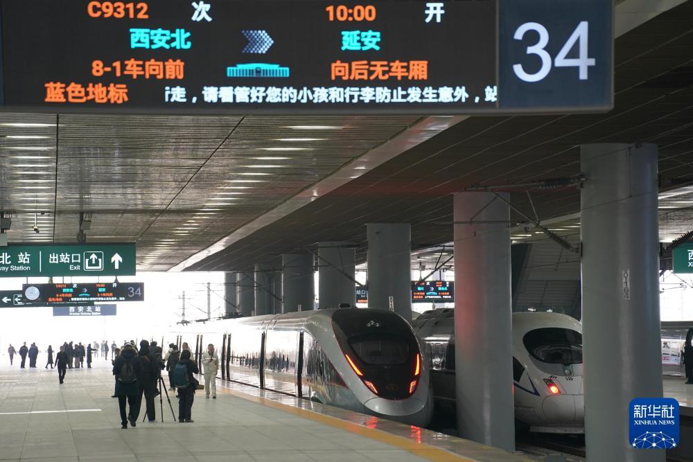 这是2025年12月26日在西安北站拍摄的西安开往延安的西延高铁C9312次首发列车。新华社记者 邵瑞 摄