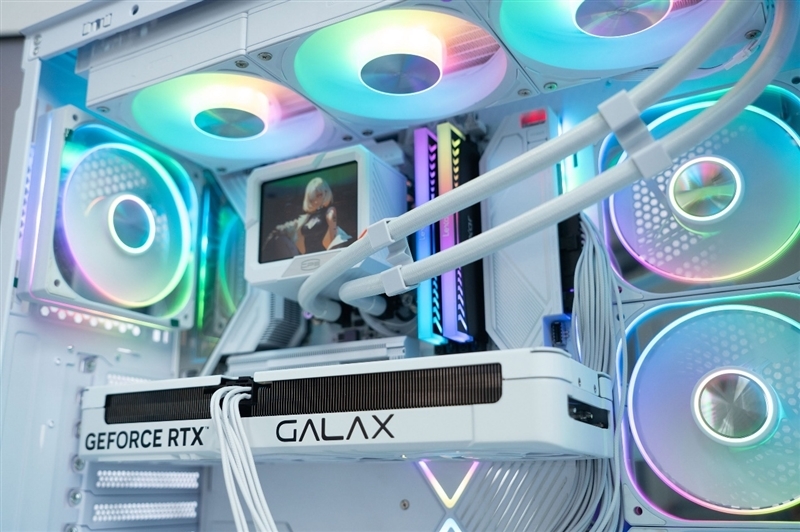 影驰RTX 5060 Ti金属大师白金版16GB MAX OC评测:DLSS 4加持4K游戏轻松流畅 纯白设计完美匹配影驰全家桶