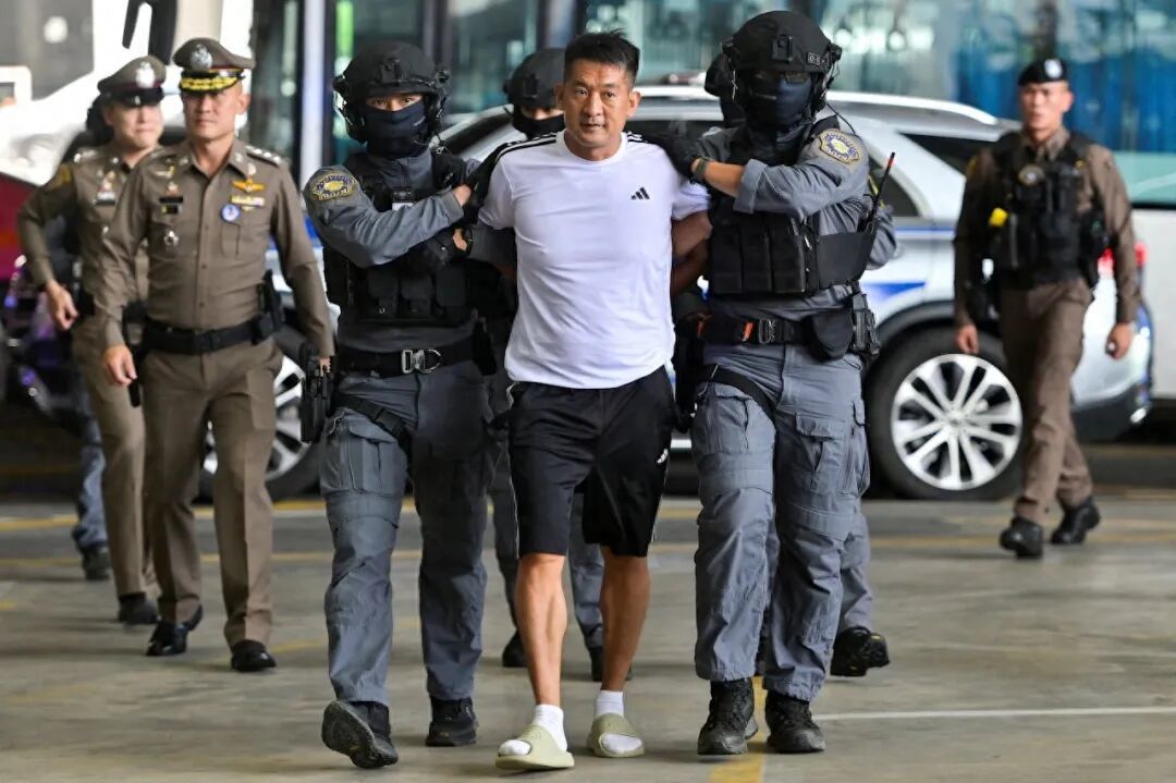 ◆11月12日,佘智江被押送到曼谷机场,准备引渡回中国受审。