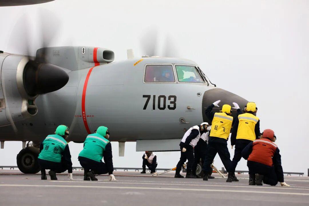 △空警-600艦載預警機在海軍福建艦電磁彈射起飛前,放飛小組在引導戰機彈射入位。