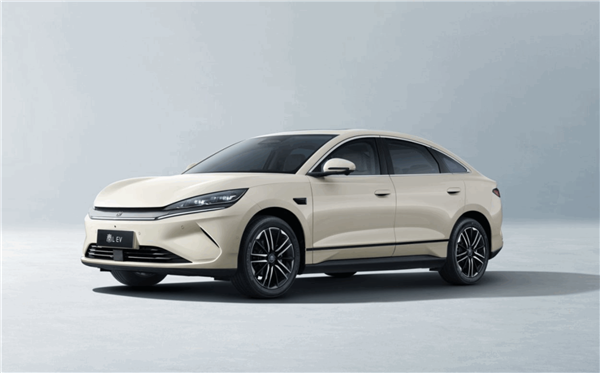 半价特斯拉Model 3国产平替选手!比亚迪秦L EV上市:11.98万起