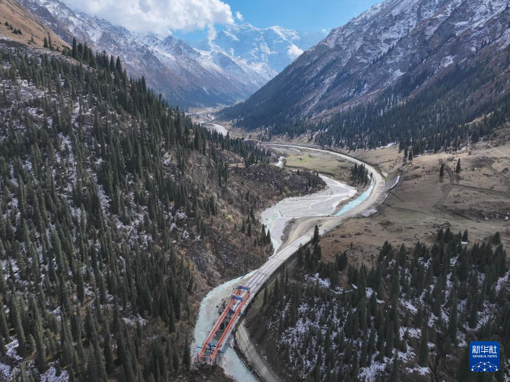 这是10月5日在新疆昭苏县夏特柯尔克孜族乡拍摄的中交路建昭温公路一标段施工现场(无人机照片)。新华社记者 胡虎虎 摄