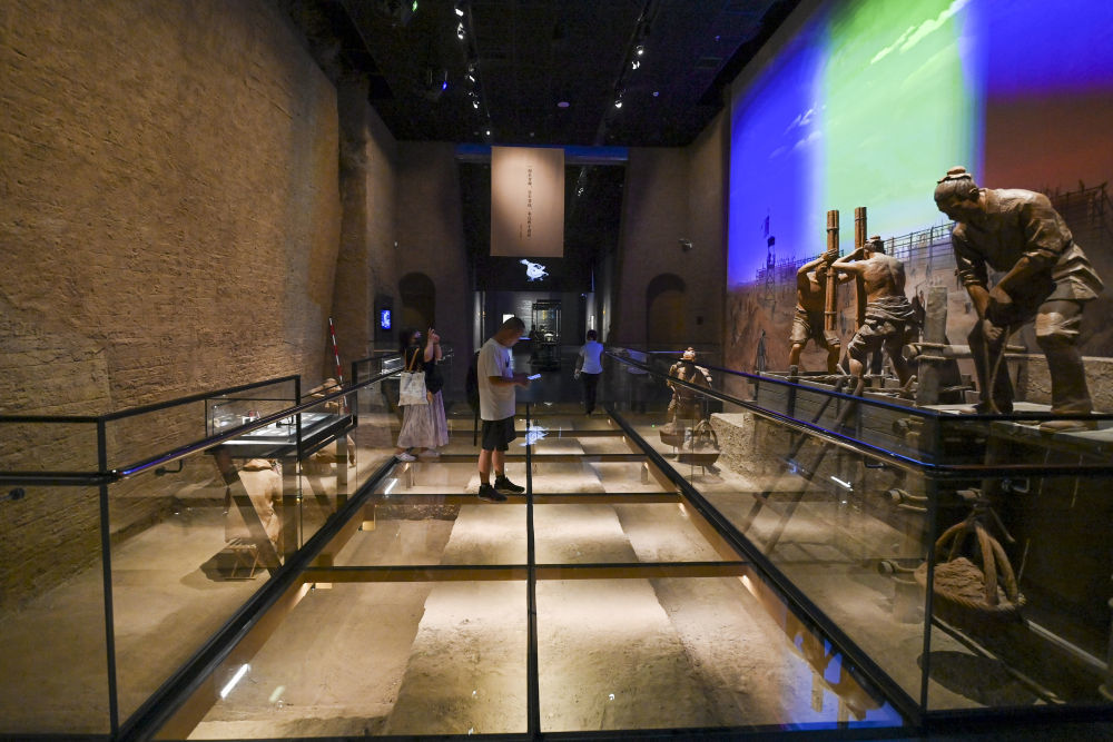 游客参观晋阳古城考古博物馆（2024年7月25日摄）。新华社记者杨晨光 摄