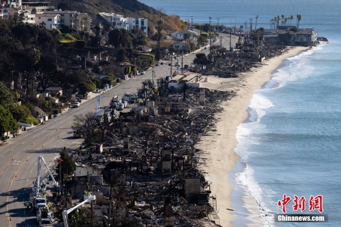 当地时间1月12日，好意思国加州洛杉矶，山火事后的帕利塞兹地区一派错落，好意思国著明景点“加州1号公路”帕利塞兹段捉襟露肘韩国撸全色网，公路沿线的房屋被大火毁灭。据加州林业和消防局最新火情通报，为止当地时间1月12日晚，洛杉矶郡仍有3场野火同期点火，畸形面积升迁3.86万英亩。图/视觉中国