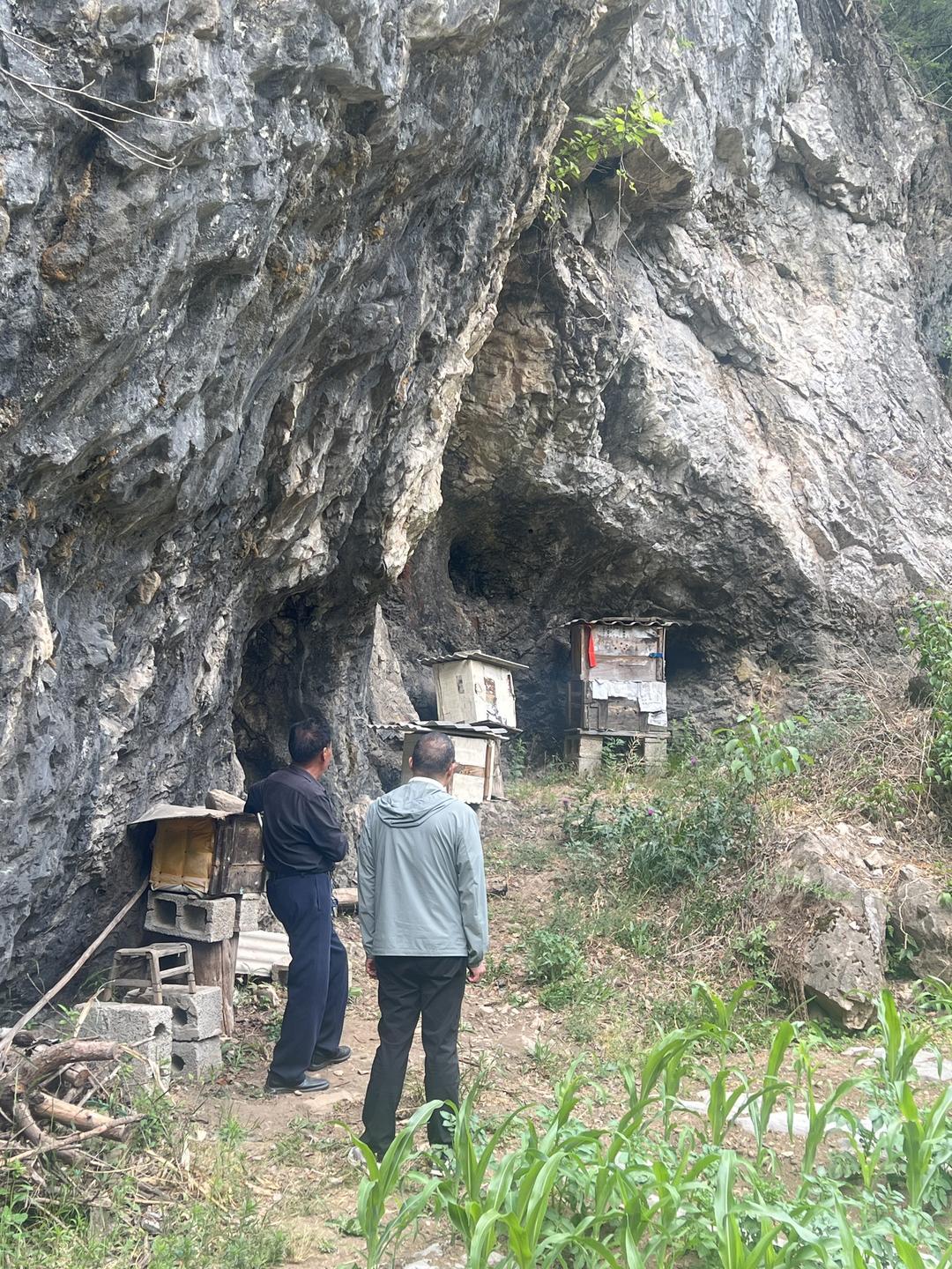 ▲张海超在走访一名自主创业的尘肺病人