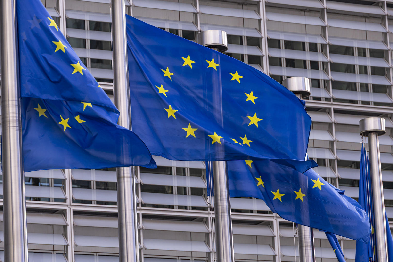 欧盟对美加征25%关税！欧盟专家解读三种应对方案：反制！才能让特朗普回到真正谈判_凤凰网