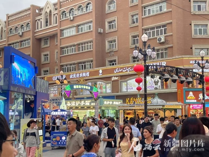 新疆国际大巴扎景区内游人如织。石榴云/新疆日报记者 姚刚摄