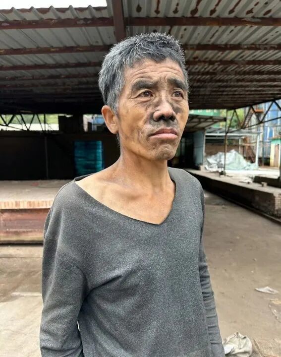 一位残障人员在砖厂内做工。 上官正义供图