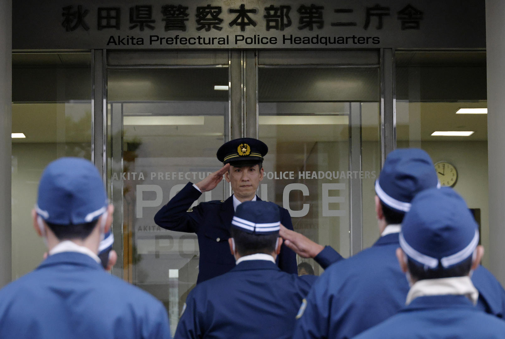 ▲当地时间2025年11月13日,日本秋田县秋田市,秋田县警察总部举行欢送仪式,秋田县警察局长小林稔向“熊控制特遣队”成员敬礼 图据视觉中国