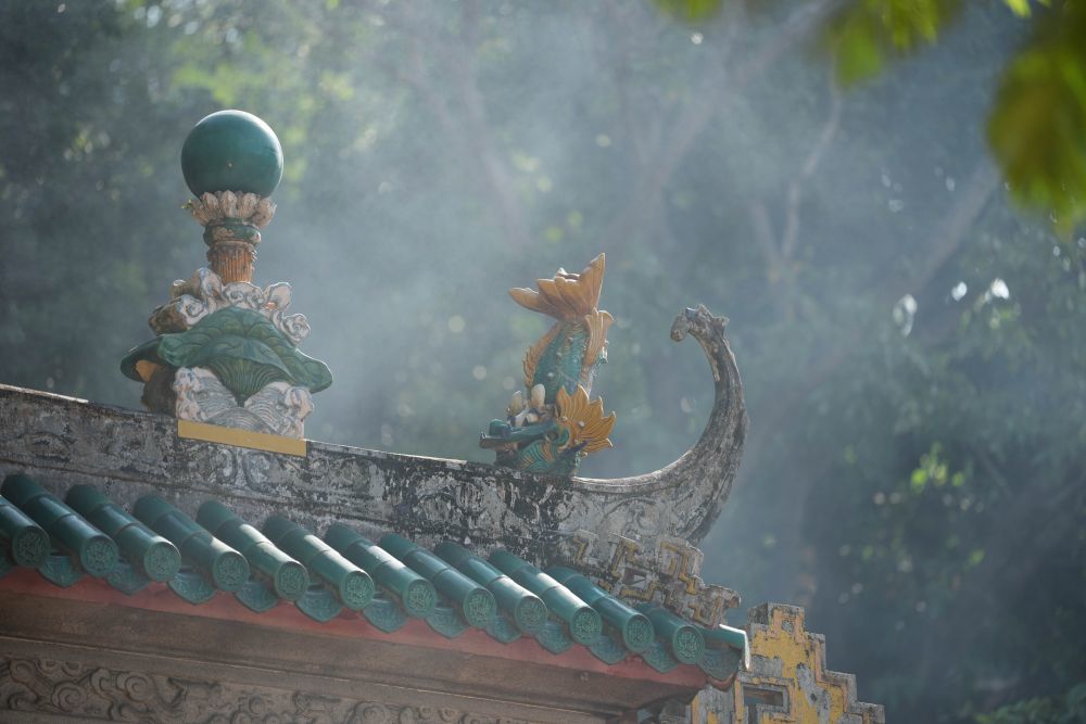 11月12日拍摄的澳门妈阁庙山门门楣顶部的鳌鱼雕塑。新华社记者 周密 摄