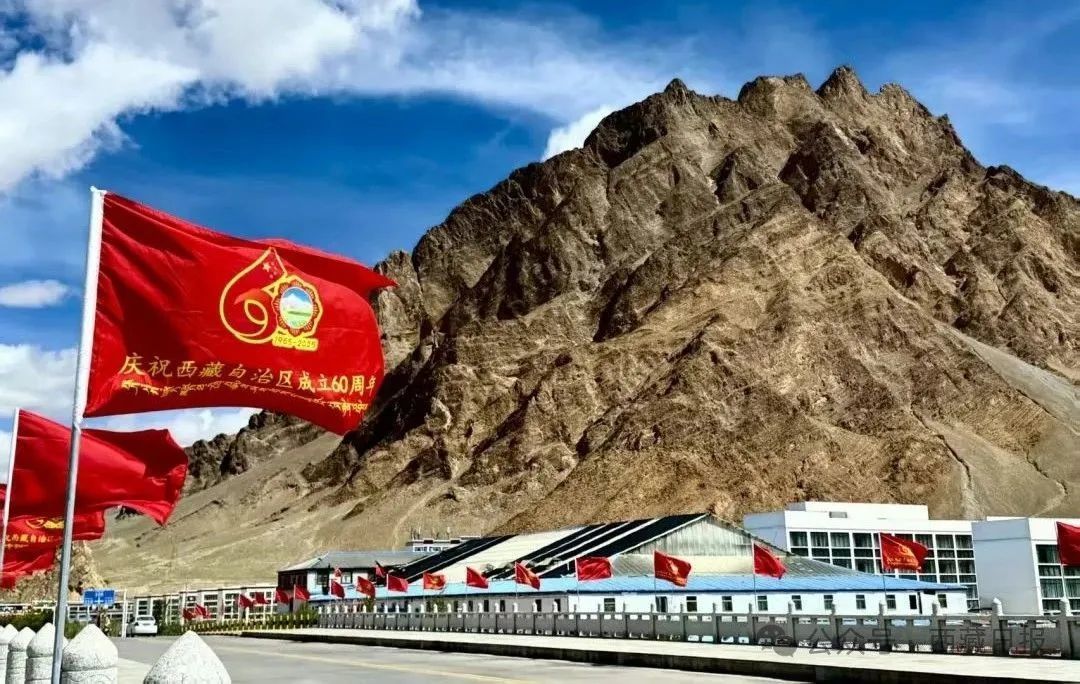 图为阿里地区噶尔县狮泉河镇街道两旁悬挂的庆祝西藏自治区成立60周年彩旗。记者 达珍 永青 洛桑旦增 摄