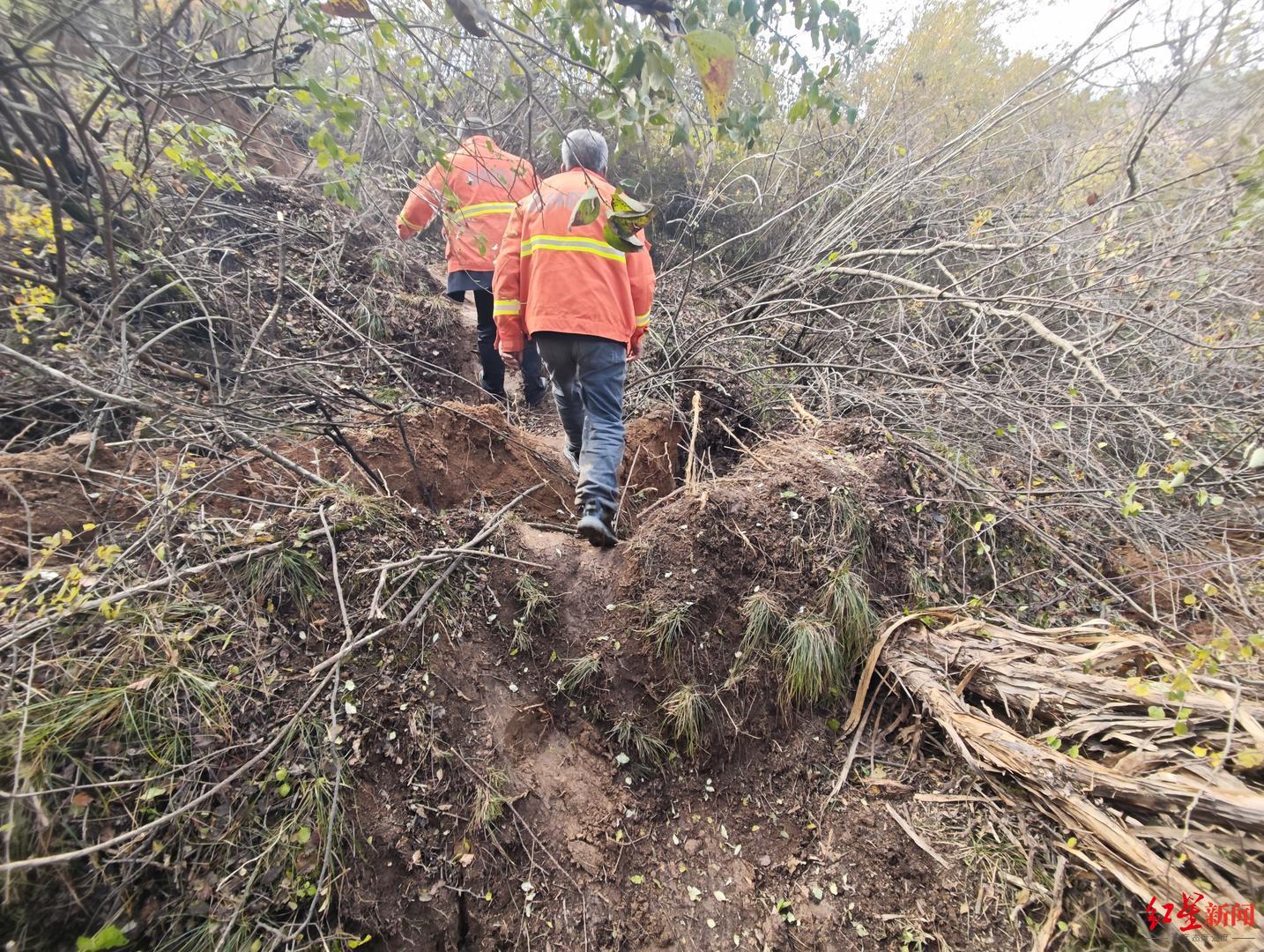 ▲家属前往搜救现场 山路崎岖难行